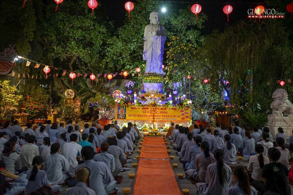 Chùm ảnh: Lễ vía Phật A Di Đà ở chùa Pháp Võ