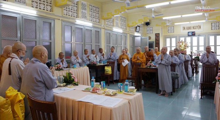 Description: Chư Ni Phân ban Ni giới Trung ương niệm Phật cầu gia hộ trước buổi họp tại tổ đình Từ Nghiêm