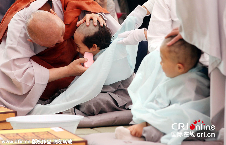 Hàn Quốc: Chùa Tào Khê cử hành nghi thức cạo tóc cho các cậu bé