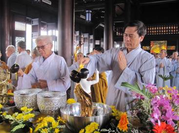 Chùa Pháp Võ tổ chức truyền đăng và lễ tắm Phật nhân mùa Phật Đản 2554