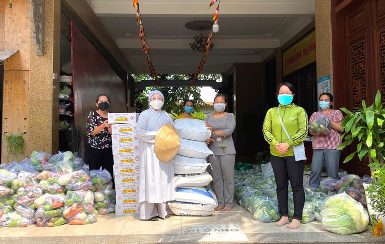 Description: Ni trưởng Thích nữ Như Thảo chuẩn bị 350 phần quà chuyển đến tặng những hộ đang cách ly thuộc xã Phú Xuân